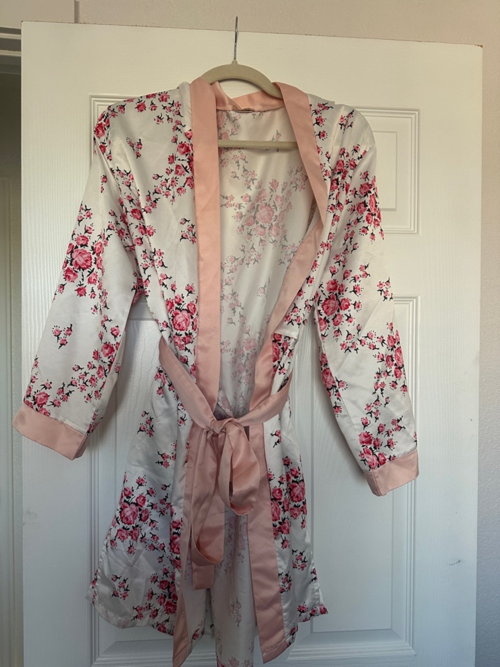 Morgan Lane x FabFitFun Pink and White Floral Satin-Trim Short Robe